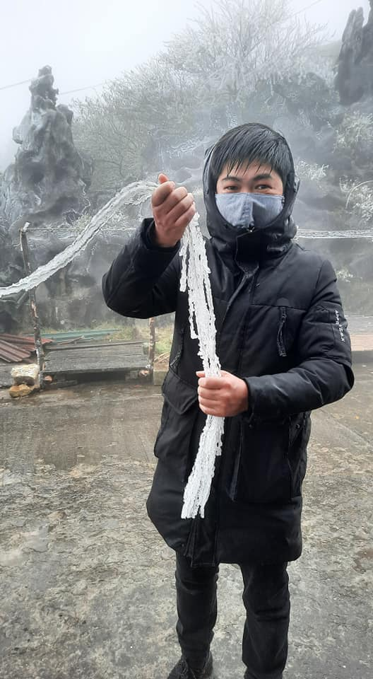 Du khách thích thú với hiện tượng thiên nhiên hiếm gặp tại vùng khí hậu nhiệt đới.