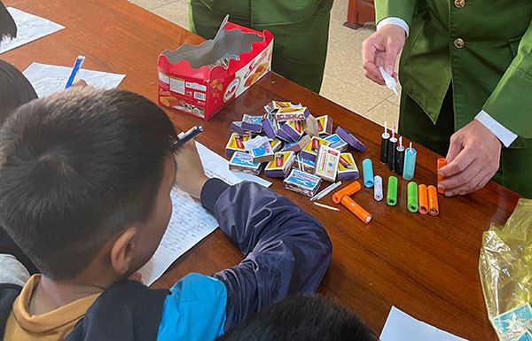 Trieu tap 17 hoc sinh che tao phao no ban cho ban hoc-Hinh-2