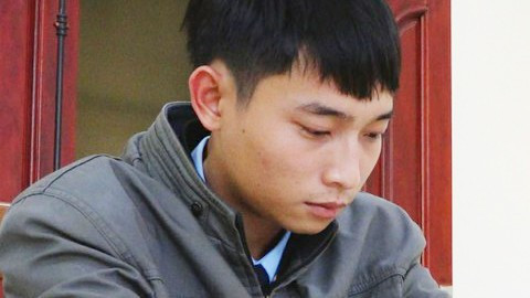 Co gai 19 tuoi chat nhay cam de doi lay iphone 12