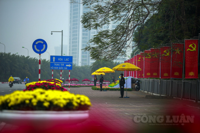 Trên tất cả các tuyến đường xung quanh Trung tâm Hội nghị Quốc gia đều có lực lượng chức năng chốt chặn, tuần tra kiểm soát. (Ảnh Công Luận)