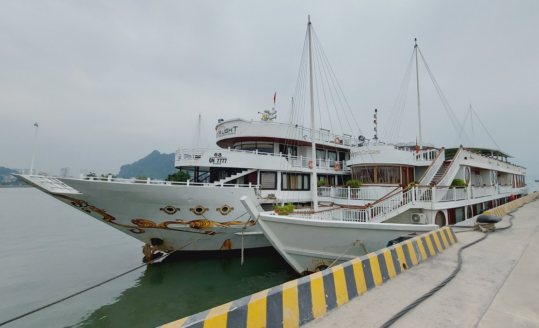 Việc trực của nhân viên để đảm bảo giám sát không để trường hợp nào vượt khỏi vùng dịch bằng phương tện đường thủy. 