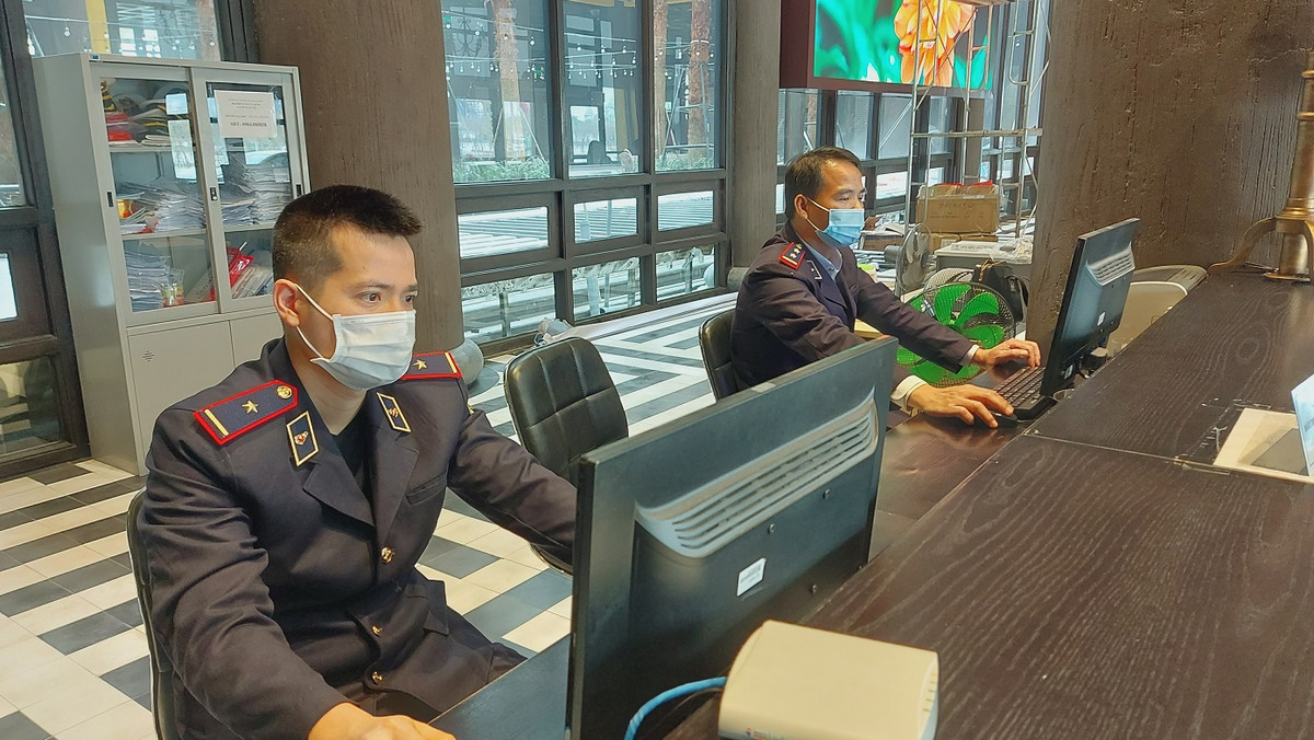 Cán bộ Cảng vụ Thủy nội địa tỉnh Quảng Ninh thực hiện giám sát phương tiện trên hệ thống phần mềm điện tử tiên tiến.