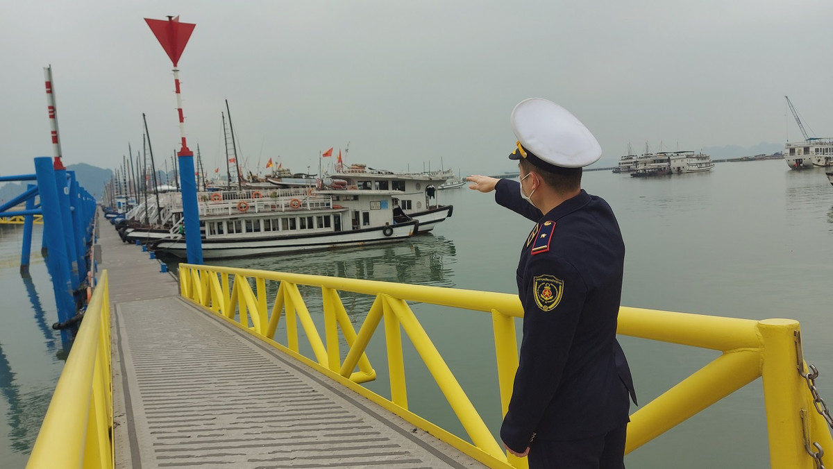 Hàng dài tàu thuyền nằm im giữa dịch COVID-19 ở Quảng Ninh.