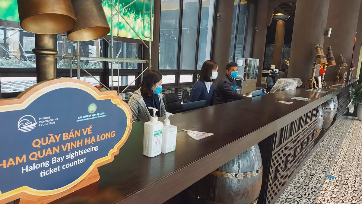 Việc duy trì trực 24/24 đối với cán bộ Cảng vụ Thủy nội địa, Nhân viên Ban Quản lý Vịnh Hạ Long vẫn được duy trì.