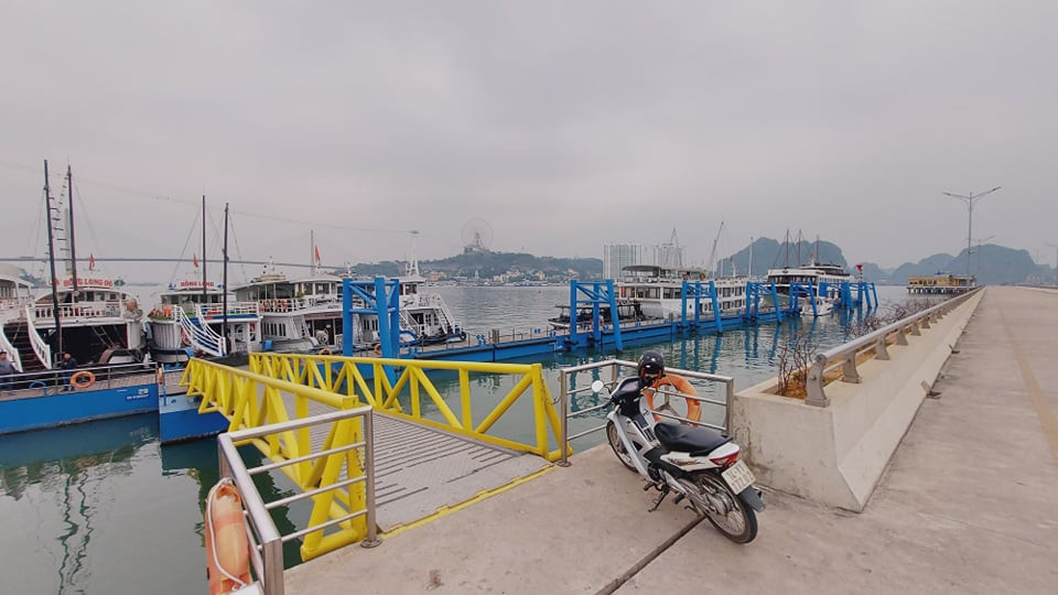 Thực hiện CV khẩn số 468/SGTVT-QLVT &amp; PT ngày 28/1/2021, về việc tạm dừng vận trải khách đường bộ, đường thủy trên địa bàn tỉnh Quảng Ninh. Các cảng bến đường thủy nội địa đồng loạt đóng cửa, tạm ngừng đón khách.