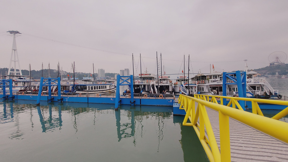 Thường ngày, bến cảng luôn tấp nập người. 