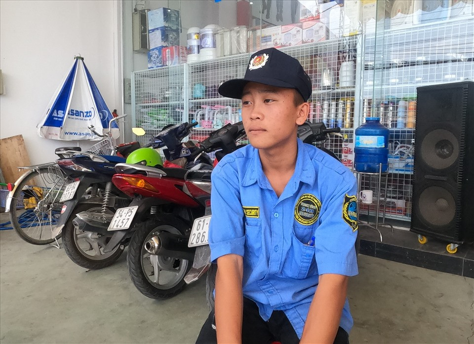 Video: 6 nguoi dan canh trom xe may khien bao ve quay cuong-Hinh-2