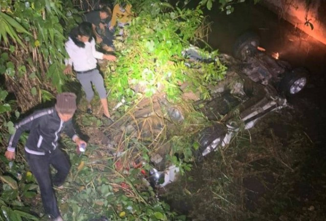 Xe lao xuống rãnh nước, 6 người thương vong Xe lao xuong ranh nuoc, 6 nguoi thuong vong