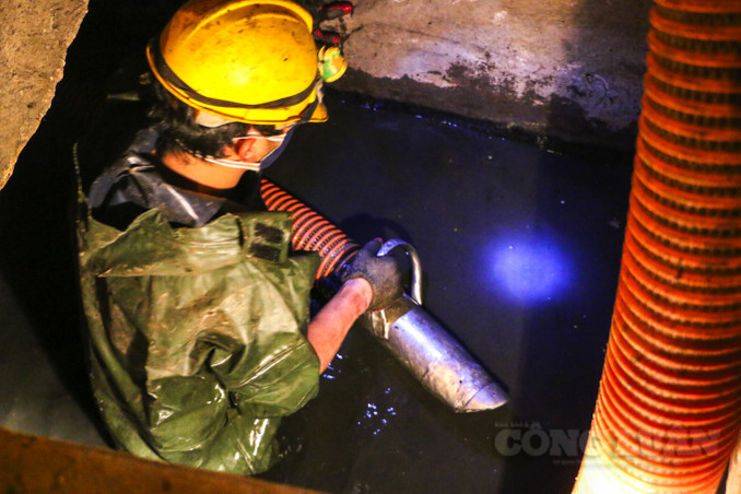 Những người công nhân ở đây được trang bị ủng yếm lội nước nhưng trong quá trình làm việc, họ vẫn phải cẩn thận để tránh nước ngấm vào người cũng như tay phải dìm trong nước để hoàn thành nhiệm vụ.