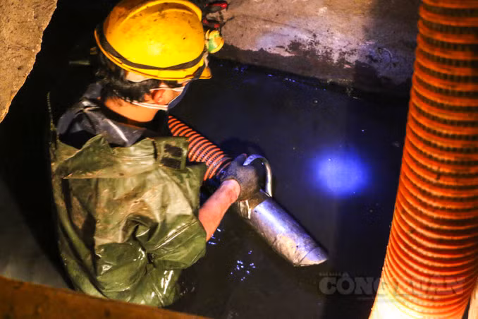 Những người công nhân ở đây được trang bị ủng yếm lội nước nhưng trong quá trình làm việc, họ vẫn phải cẩn thận để tránh nước ngấm vào người cũng như tay phải dìm trong nước để hoàn thành nhiệm vụ.