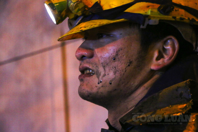 Những người công nhân lội xuống cống nước đen ngòm trong thời tiết dưới 10 độ C, nước bốc mùi hôi thối, ngột ngạt. Khi trở lên khuôn mặt không khỏi nhem nhuốc, mặc dù đã có khẩu trang kín.