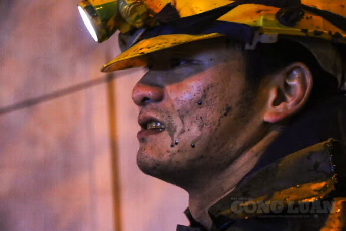 Những người công nhân lội xuống cống nước đen ngòm trong thời tiết dưới 10 độ C, nước bốc mùi hôi thối, ngột ngạt. Khi trở lên khuôn mặt không khỏi nhem nhuốc, mặc dù đã có khẩu trang kín.