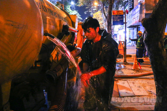 Sau khi hoàn thành ống cống, người công nhân lại lên rửa sạch, những người khác thay ca nhau đi xuống hút ống cống cho đến khi hoàn thành.