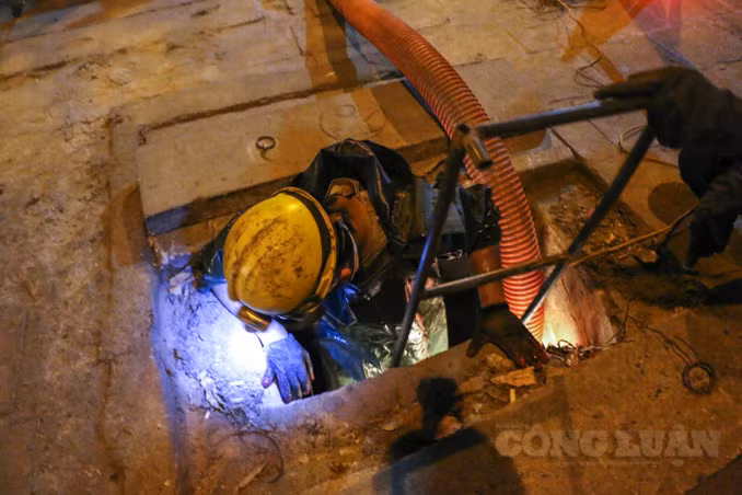 Theo như chia sẻ của các công nhân ở đây: Thời tiết lạnh dưới 10 độ, công nhân xuống cống cực lắm nhưng vẫn phải làm vì kế hoạch đã lên từ trước, dù trời lạnh mấy cũng vẫn thực hiện. Bình thường, thời tiết ấm áp, một công nhân có thể hút được 4 ống cống, nhưng thời tiết lạnh thế này chúng tôi phải thay nhau, anh em làm 2 ống cống rồi nghỉ, người khác lại xuống làm để đảm bảo sức khỏe.