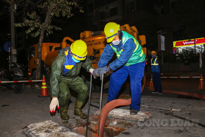 Đối với nhiều người những ngày thời tiết rét đậm nhiệt độ dưới 10 độ C, sẽ chọn phương án ở nhà nếu việc không cần thiết phải ra ngoài. Nhưng đối với các công nhân môi trường với tiết trời 9-10 độ C, họ vẫn luôn sẵn sàng không quản ngại gió rét với một mục đích chung để môi trường xanh - sạch - đẹp.