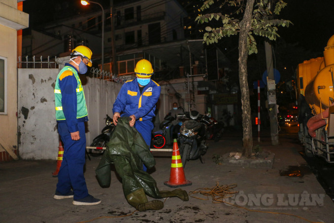 Anh Hoàng Văn Trọng, Tổ trưởng tổ cơ giới số 5, người trực tiếp phụ trách việc nạo, hút cống tại đường Nguyễn Tuân cho biết, sở dĩ đội của anh phải làm đêm là vì ban ngày số lượng phương tiện giao thông di chuyển trên con phố này rất lớn. Làm việc ban ngày có thể sẽ đỡ lạnh hơn nhưng sẽ gây ách tắc giao thông. Vì thế, đơn vị phải làm đêm để không ảnh hưởng đến mọi người.