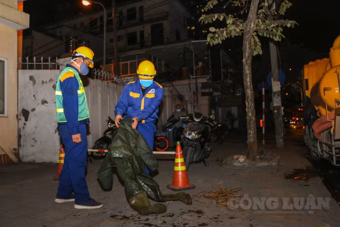 Anh Hoàng Văn Trọng, Tổ trưởng tổ cơ giới số 5, người trực tiếp phụ trách việc nạo, hút cống tại đường Nguyễn Tuân cho biết, sở dĩ đội của anh phải làm đêm là vì ban ngày số lượng phương tiện giao thông di chuyển trên con phố này rất lớn. Làm việc ban ngày có thể sẽ đỡ lạnh hơn nhưng sẽ gây ách tắc giao thông. Vì thế, đơn vị phải làm đêm để không ảnh hưởng đến mọi người.