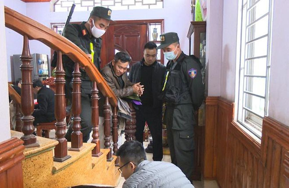 Bat Phuong 'Mau' va bang nhom bao ke o Vinh Ha Long-Hinh-3