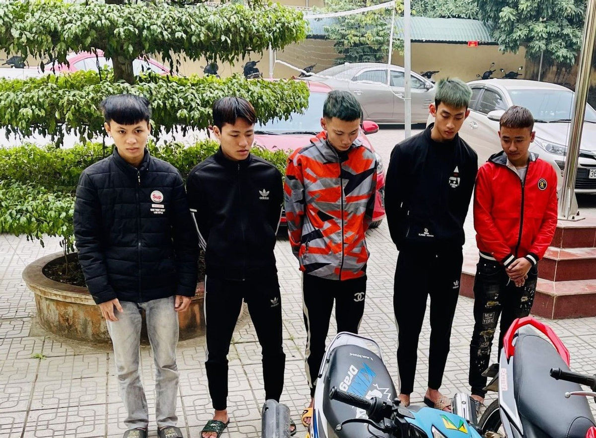 5 thanh nien ru nhau di cuop de lay tien choi game