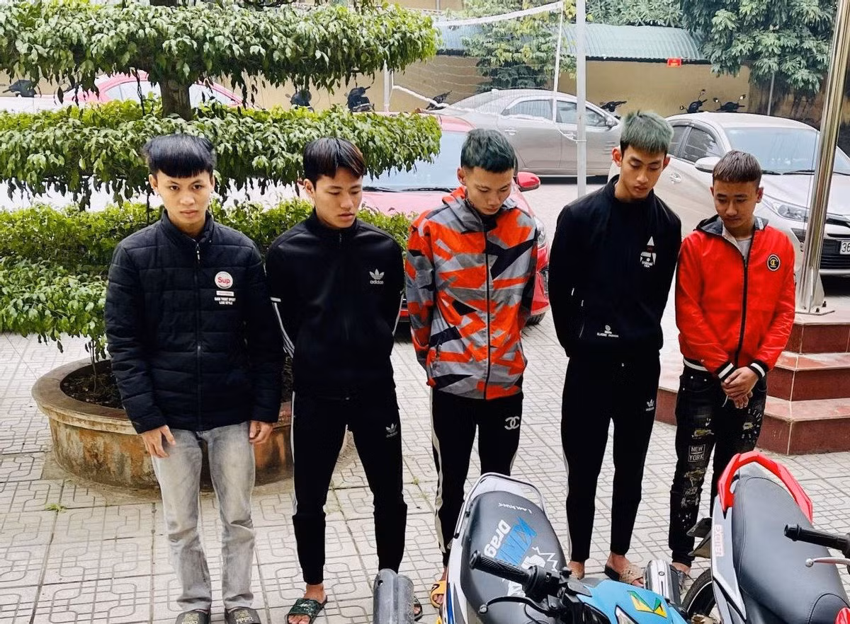 5 thanh nien ru nhau di cuop de lay tien choi game