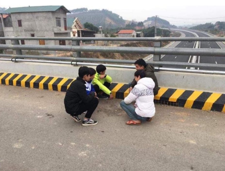 Nhóm đối tượng ném đá