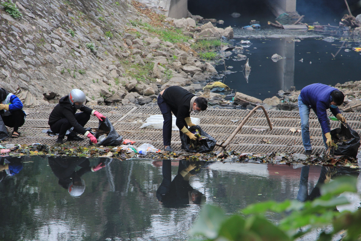 Troi lanh cong, cong nhan van miet mai moc rac tren song To Lich