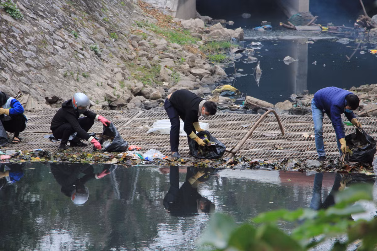 Troi lanh cong, cong nhan van miet mai moc rac tren song To Lich