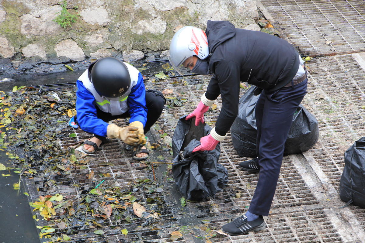 Theo lời nhóm công nhân, ngoài lượng rác tự nhiên như lá cây thì có rất nhiều chất thải sinh hoạt của người dân ném xuống sông Tô Lịch. Thậm chí, còn có cả xác động vật và thức ăn thừa nên càng khiến sông Tô Lịch ô nhiễm