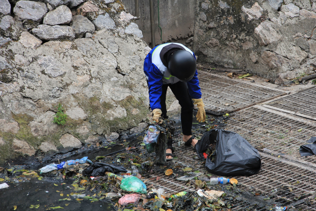 Vị trí móc rác được cố định tại trạm xử lý nước thải Hoàng Quốc Việt trên sông Tô Lịch. Hệ thống bơm nước thải được lắp cố định tại đây nên lượng rác thải rắn thường mắc vào khiến nước không thể bơm về nhà máy để xử lý