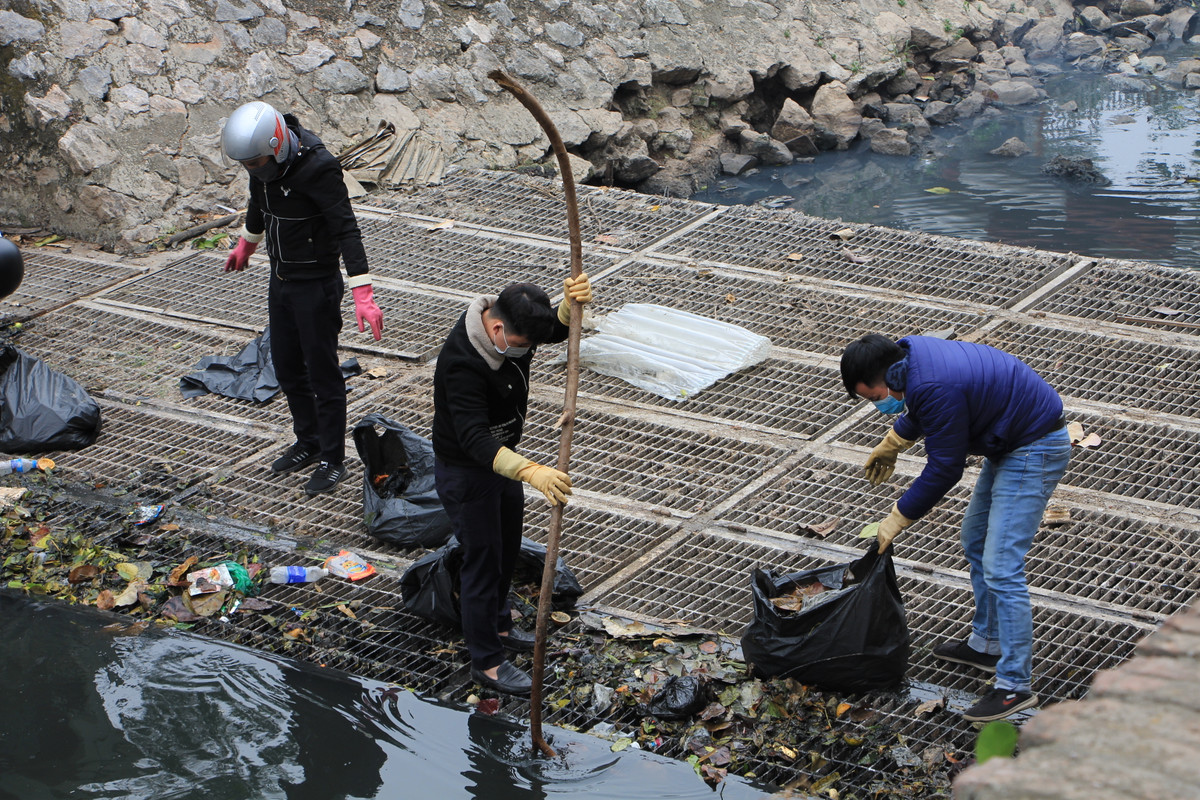 Nhiệt độ xuống thấp nhưng công nhân vẫn cố gắng chịu rét, móc sạch rác vướng vào hệ thống máy bơm