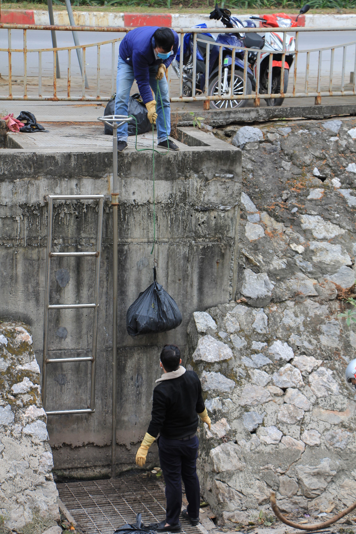 Sau khi được thu gom, rác sẽ được tập kết một chỗ để vận chuyển đi. Lúc này, hệ thống bơm nước thải sông Tô Lịch hoạt động bình thường vì không có vướng rác