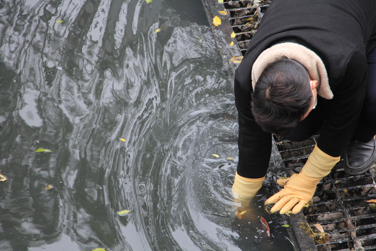 Nhiều chất thải rắn mắc cứng vào sâu trong hệ thống máy bơm nên công nhân cũng phải luồn cúi để móc, bất chấp mùi hôi thối của sông Tô Lịch và tiết trời lạnh cóng