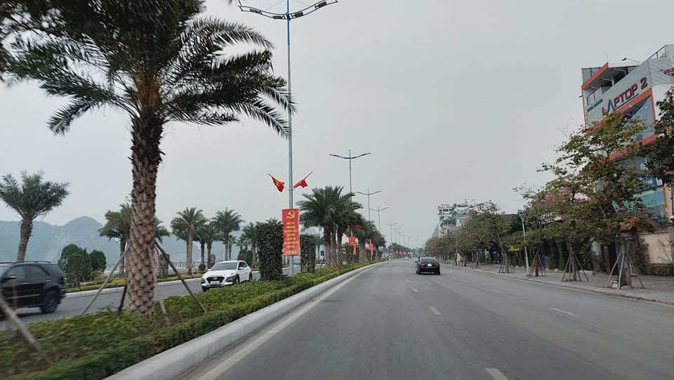 Đường phố Quảng Ninh vốn đông đúc phương tiện và khách du lịch thì nay cũng vắng tanh. Mọi người đều cùng chính quyền nghiêm túc thực hiện các yêu cầu phòng chống dịch COVID-19.