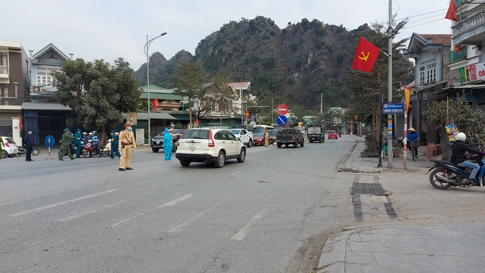 Lực lượng chức năng kiểm soát các cửa ngõ ra vào tỉnh để thực hiện công tác kiểm dịch.