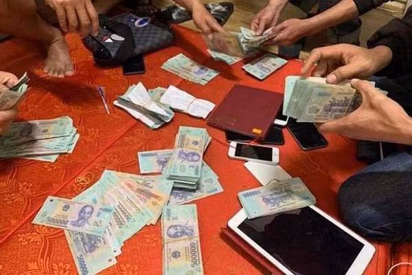 1 can bo Bo Cong thuong bi dinh chi cong tac do danh bac