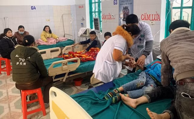 7 hoc sinh nhap vien cap cuu nghi do an sang gan cong truong