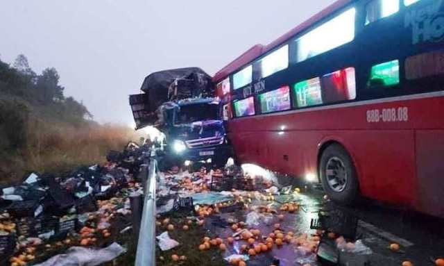 Xe khach bep dau sau khi dam xe tai, tai xe mac ket trong ca bin-Hinh-2