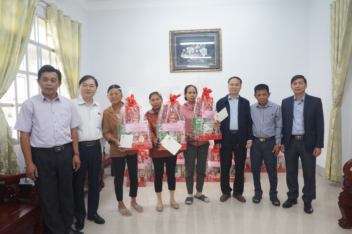 Chu tich VUSTA Phan Xuan Dung tham, chuc Tet ba con Ninh Thuan-Hinh-3