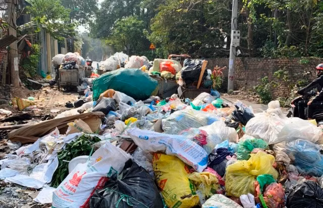Thanh tra Cong ty thu gom rac Minh Quan: Trung thau roi “dem con bo cho“