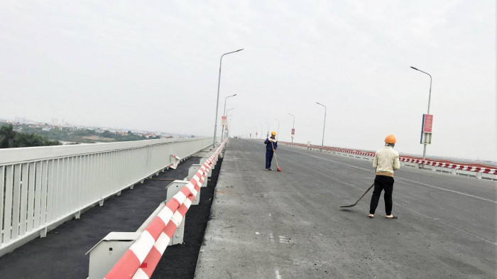 Công tác triển khai thi công sửa chữa bắt đầu triển khai từ 16/8/2020, sau 145 ngày liên tục, hàng trăm công nhân, kỹ sư đã miệt mài thi công đã hoàn thành một khối lượng công việc không nhỏ như hàn hơn 1,4 triệu đinh neo; lắp đặt 800 tấn cốt thép; rải 2.000 m3 bê tông siêu tính năng; quét keo epoxy dính bám và thảm 27.200 m2 bê tông nhựa polyme.