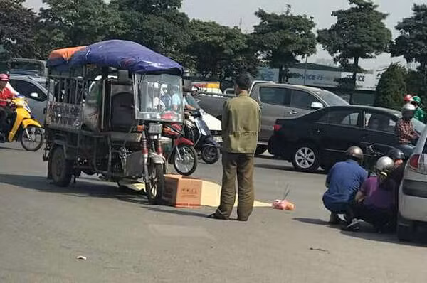 Ha Noi: Xe ba banh lat giua duong, mot nguoi chet