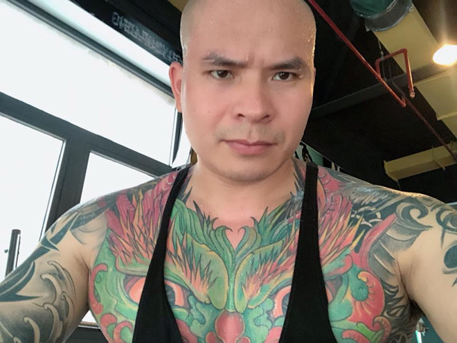 Tại trụ sở một công ty, các đối tượng đã chửi bới, đe dọa dùng súng bắn. Ngoài ra, các đối tượng còn chửi bới, đuổi nhân viên công ty, theo dõi gia đình giám đốc, chụp ảnh vợ con những người này gây áp lực buộc phải trả số tiền 200 triệu đồng để các đối tượng chia nhau. Sau khi có tiền, các đối tượng vẫn tiếp tục quyết liệt đe dọa thì bị bắt giữ.