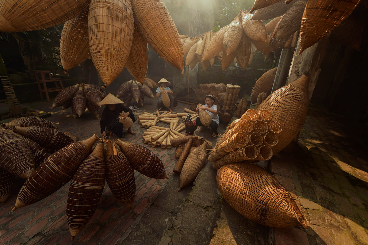 Trong một xưởng ở làng nghề đan đó Thủ Sỹ, Hưng Yên.