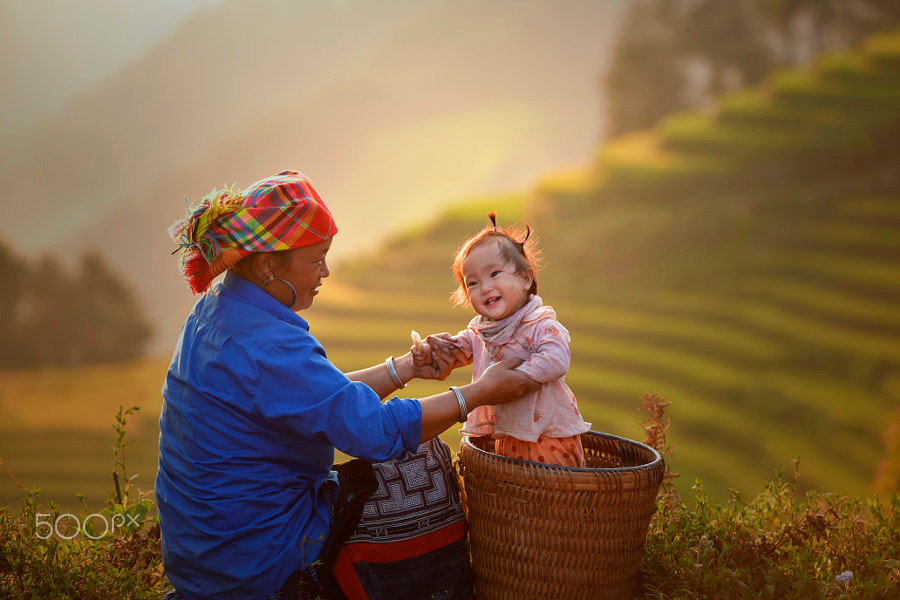 Khoảnh khắc ấm áp của tình mẫu tử, hình ảnh chụp gần Sa Pa.