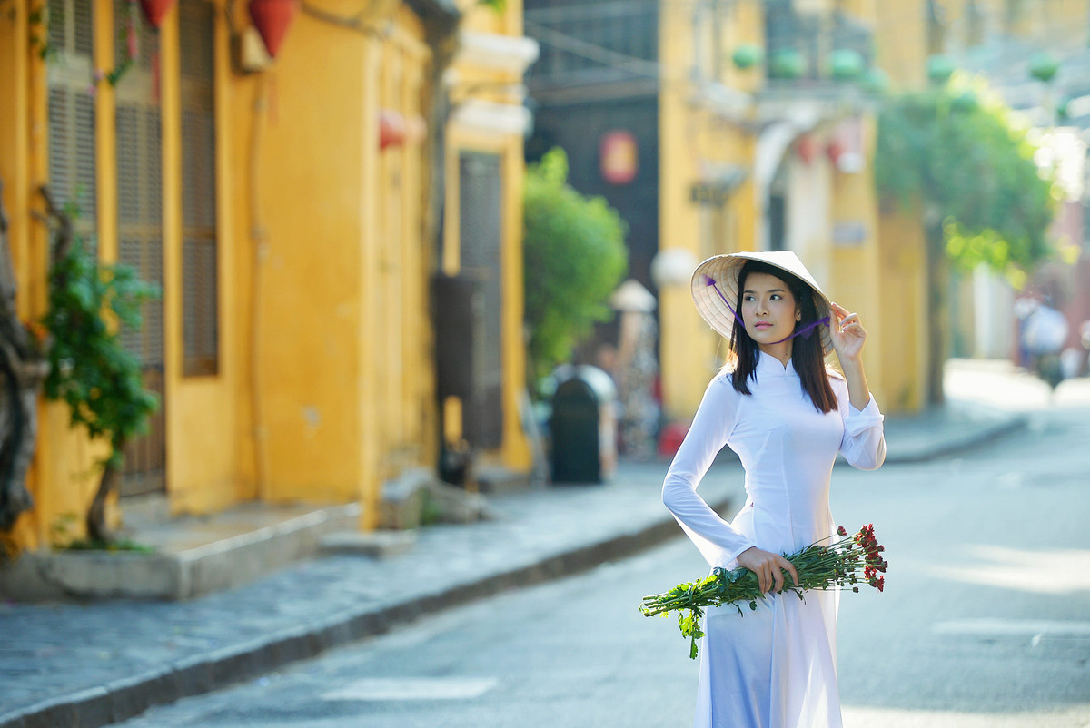 Vẻ đẹp thuần khiết của thiếu nữ áo dài ở phố cổ Hội An.