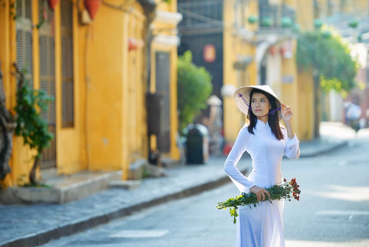 Vẻ đẹp thuần khiết của thiếu nữ áo dài ở phố cổ Hội An.