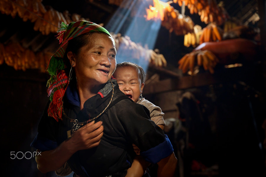 Chân dung hai mẹ con người H'Mông ở Mù Căng Chải mùa thu hoạch ngô.