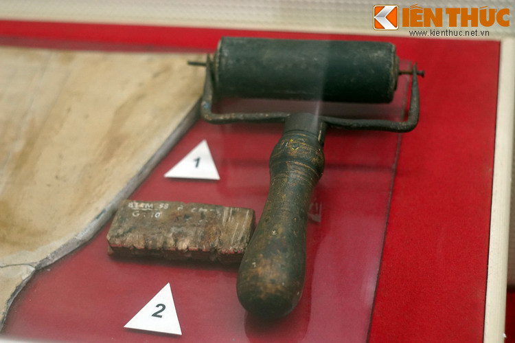 Rulô và con dấu dùng trong quá trình xuất bản báo "Việt Nam Độc lập" ở khu rừng Pía, xã Xuân Hòa, huyện Hà Quảng, tỉnh Cao Bằng năm 1941.