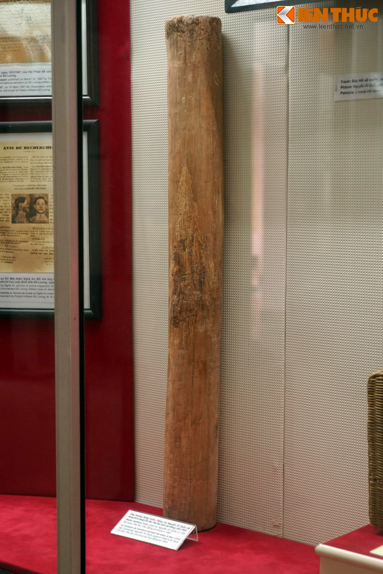 Ống bương đựng nước, đồng chí Nguyễn Ái Quốc đã dùng khi ở hang Cốc Bó, chiến khu Pác Bó năm 1941. Thời gian này Người hoạt động chuẩn bị cho sự thành lập mặt trận Việt Minh.