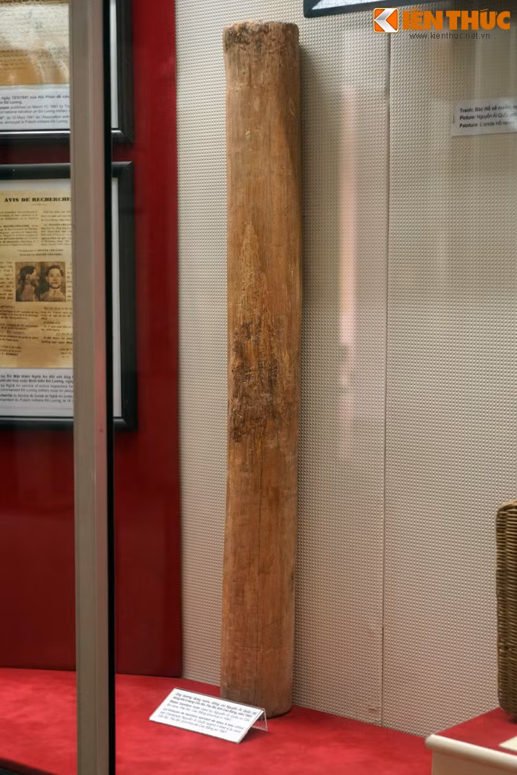 Ống bương đựng nước, đồng chí Nguyễn Ái Quốc đã dùng khi ở hang Cốc Bó, chiến khu Pác Bó năm 1941. Thời gian này Người hoạt động chuẩn bị cho sự thành lập mặt trận Việt Minh.